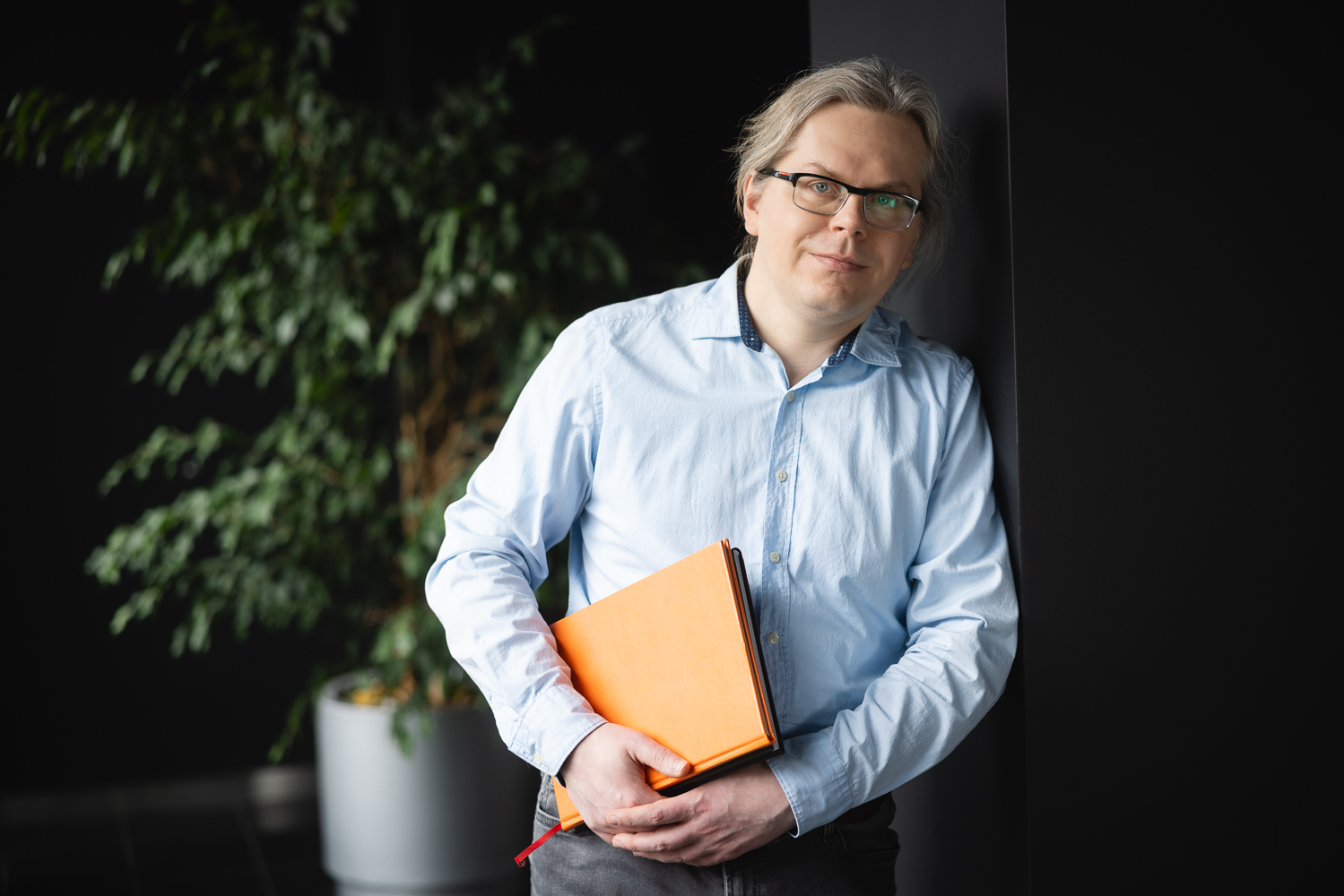 Adam Szumilas, ekspert Industry Lab z dokumentami.