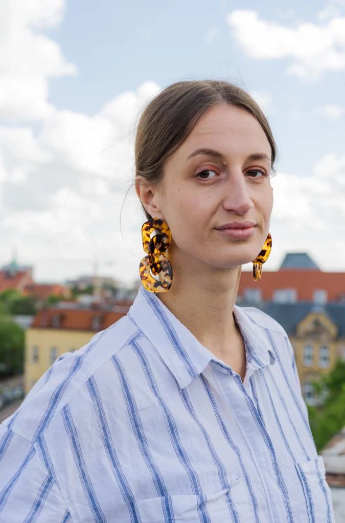 Aleksandra Juchacz w koszuli.