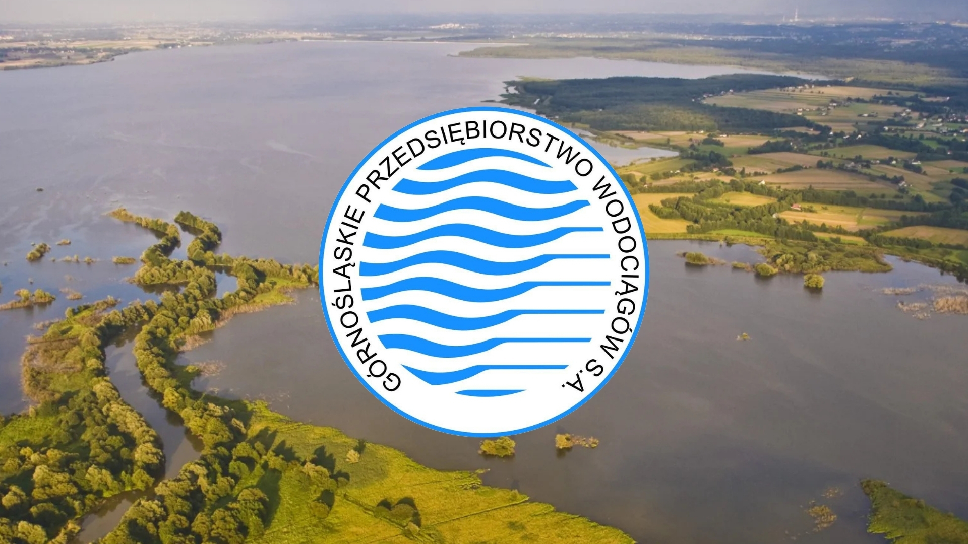Widok z lotu ptaka na rzekę i zieloną okolicę. Pośrodku logo GPW SA.