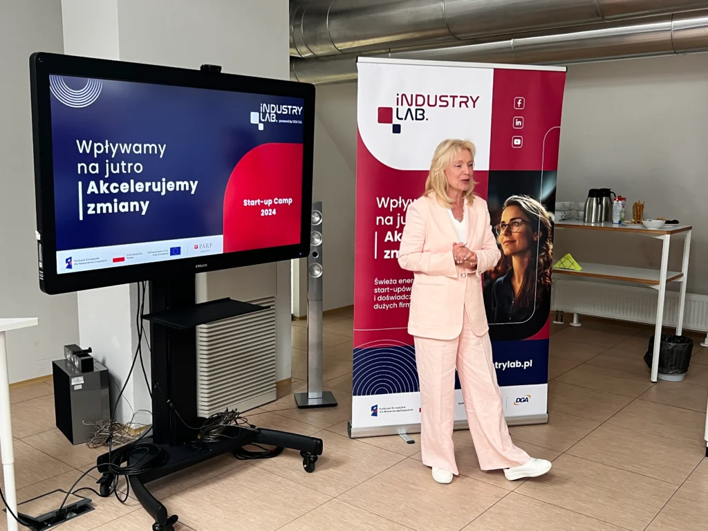 Na zdjęciu Anna Szymańska, wiceprezes DGA podczas start-up campu