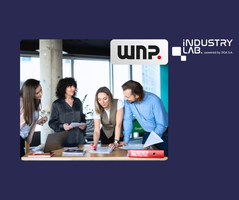 Logotypy Industry Lab oraz WNP. Pod nimi zdjęcie zespołu Industry Lab podczas rozmowy przy biurku.
