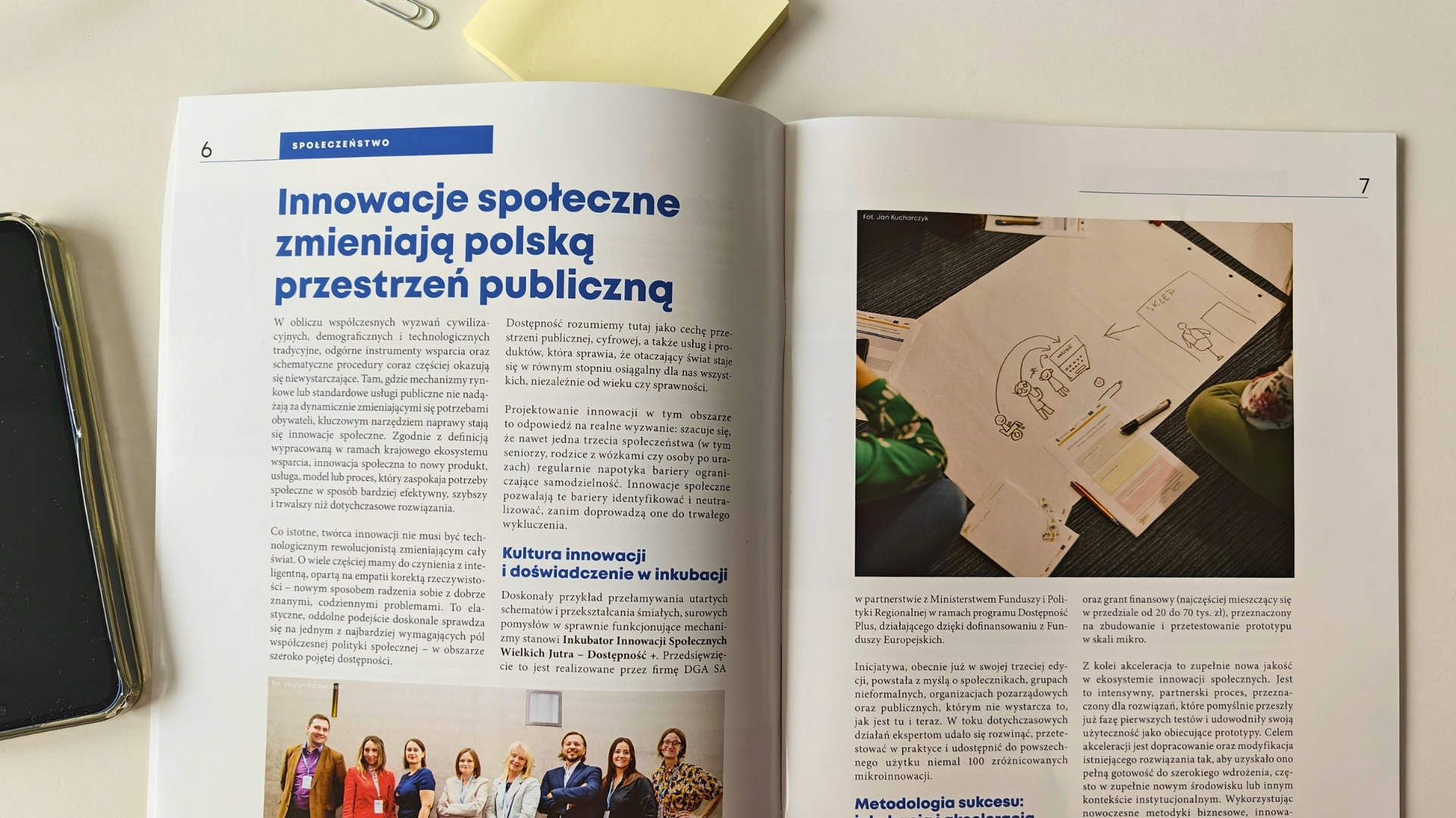 Papierowe wydanie "W centrum - magazynu projektów europejskich" na biurku, otwarte na stronie artykułu o Inkubatorze.