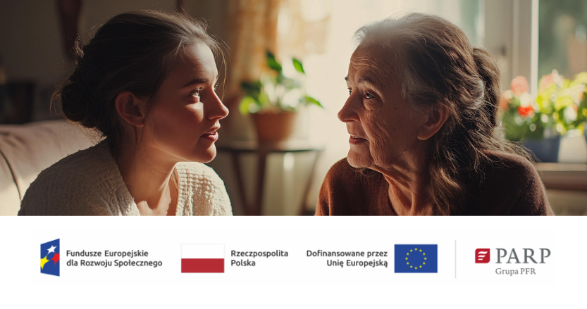 Młodsza i starsza kobieta siedząc, obracają ku sobie twarze podczas rozmowy.