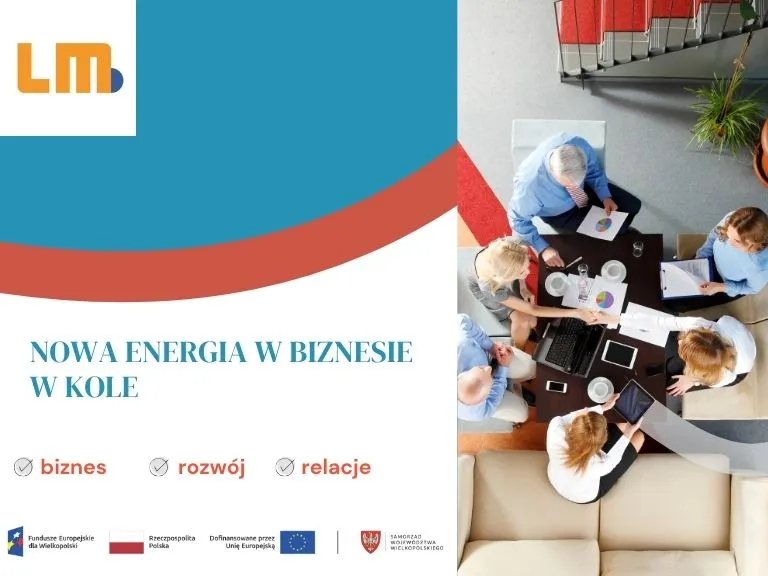 Po lewej stronie grafiki jest widoczna wschodząca czerwona linia na niebiesko-białym tle. Na białym tle jest też widoczny napis: NOWA ENERGIA W BIZNESIE W KOLE, a pod spodem hasła: biznes, rozwój, relacje. Z prawej strony znajduje się grupka elegancko ubranych kobiet i mężczyzn siedzących przy stole z laptotami, tabletami, danymi statystycznymi i filiżankami. W lewym górnym rogu znajduje się logotyp LM.