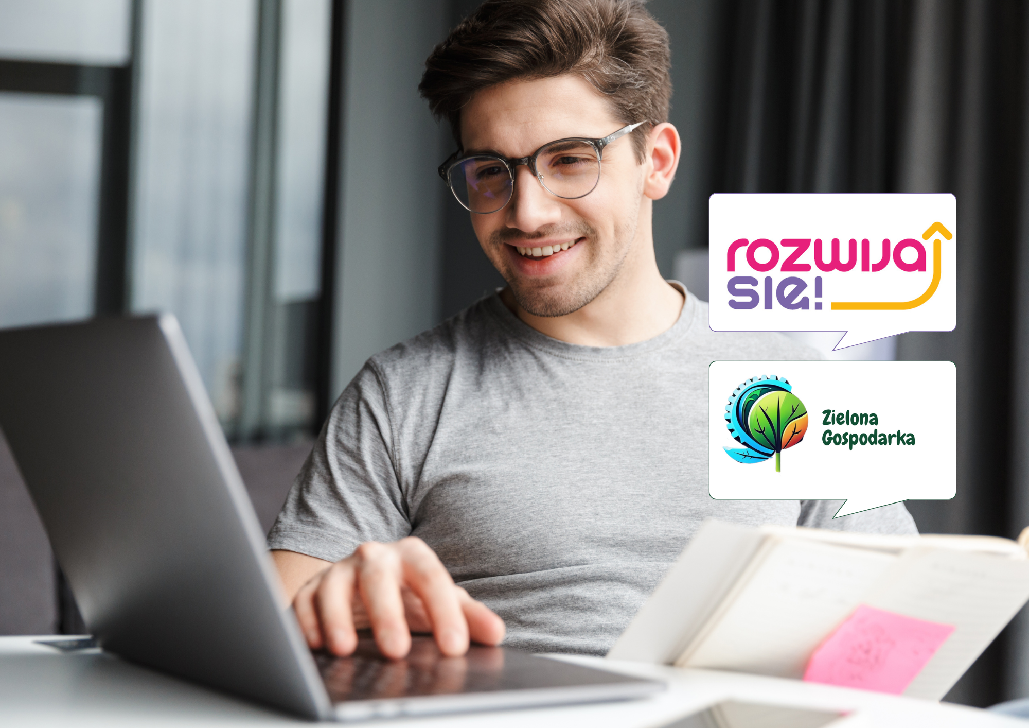 Na zdjęciu znajduje się luźno ubrany, dobrze zbudowany mężczyzna w średnim wieku w okularach, który siedzi przy laptopie i sprawdza informacje. Po lewej stronie znajdują się dwa dymki - z logotypem Rozwijaj się oraz logo Zielonej Gospodarki.