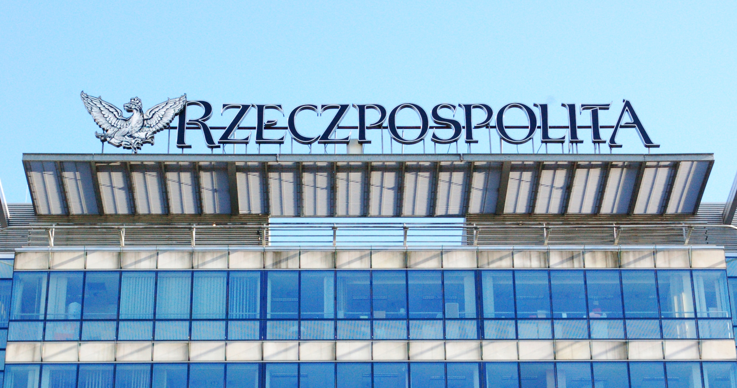 Zdjęcie siedziby dziennika Rzeczpospolita - biurowiec z logo na górze