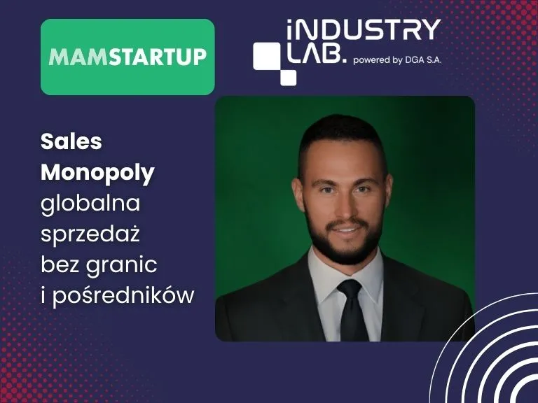 W lewym górnym rogu grafiki, na granatowym tle znajduje się zielone logo MamStartup, a obok niego białe logo Industry Lab. W centrum, po lewej stronie znajduje się tytuł artykułu, a obok niego - po prawej stronie - zdjęcie uśmiechniętego Macieja Frydrychowicza w garniturze.