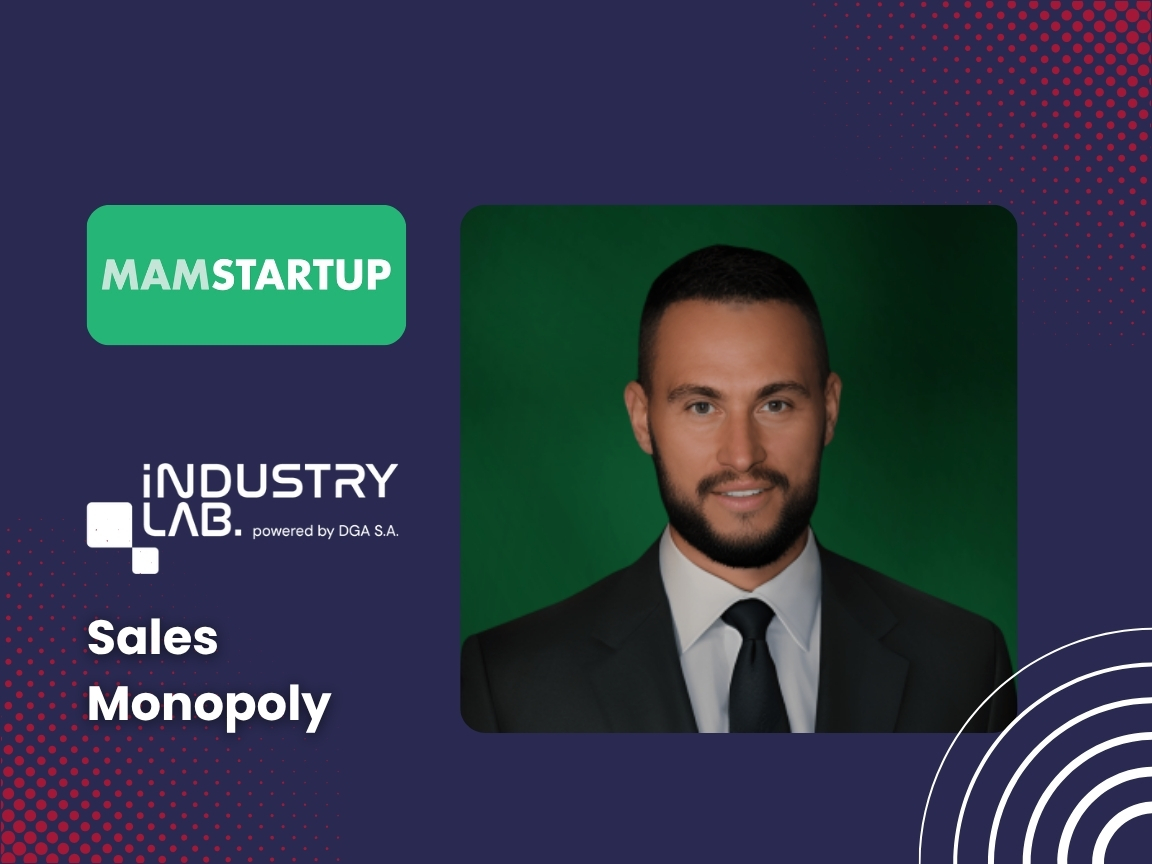 W lewym górnym rogu grafiki, na granatowym tle znajduje się zielone logo MamStartup, a obok niego białe logo Industry Lab. W centrum, po lewej stronie znajduje się tytuł artykułu, a obok niego - po prawej stronie - zdjęcie uśmiechniętego Macieja Frydrychowicza w garniturze.