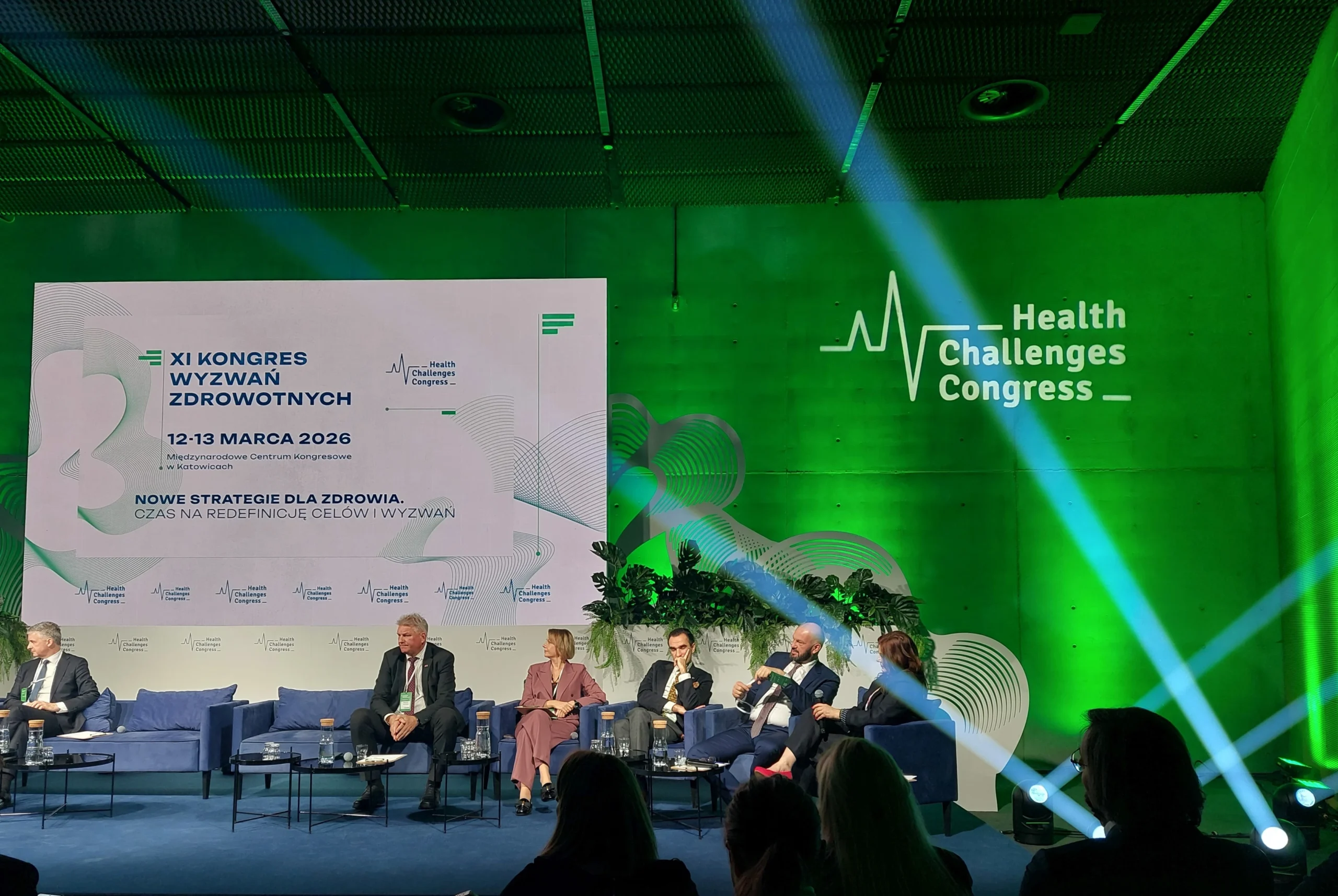 Panel dyskusyjny na oświetlonej scenie głównej podczas XI Kongresu Wyzwań Zdrowotnych.