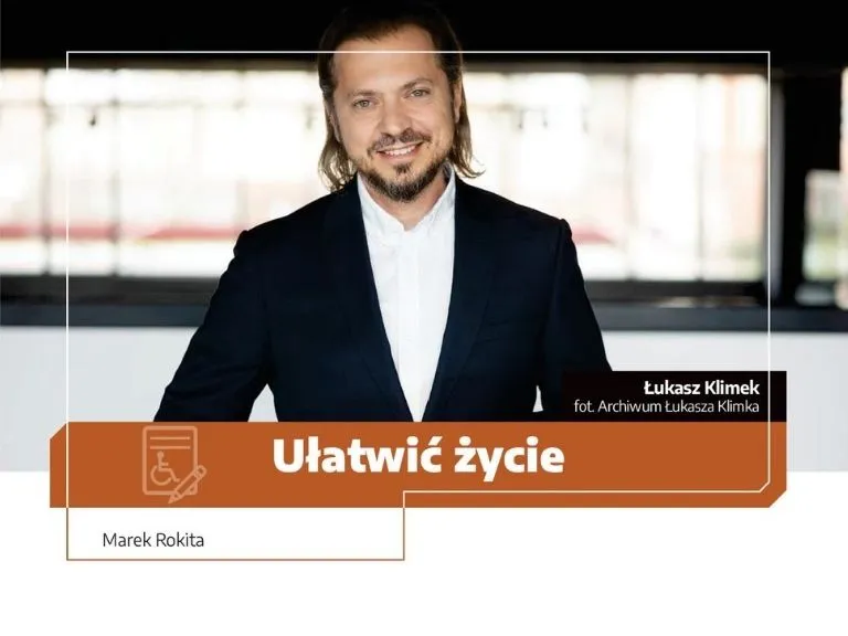 Na zdjęciu znajduje się uśmiechnięty Łukasz Klimek w garniturze i białej koszuli. Stoi na tle otwartej, biurowej przestrzeni. Pod zdjęciem znajduje się tytuł wywiadu: Ułatwić życie, a pod nim autor wywiadu: Marek Rokita
